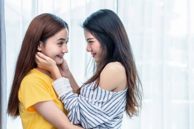 İki Asyalı kadınlar birbirlerinin ev arıyorum. İnsanlar ve yaşam kavramı. LGBT gurur ve lezbiyen Tema.