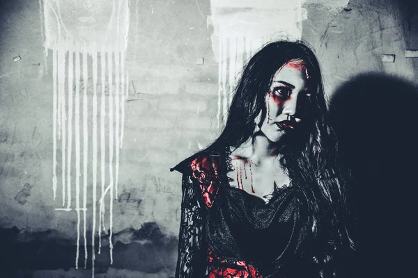 Vrouwelijke Zombie Lijk Staan Voor Grunge Muur Verlaten Huis Horror — Stockfoto