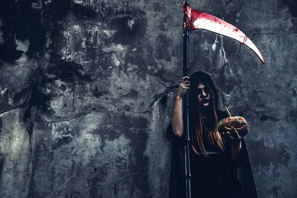 Bruxa Demoníaca Com Ceifador Fundo Parede Grunge Halloween Conceito Religioso — Fotografia de Stock