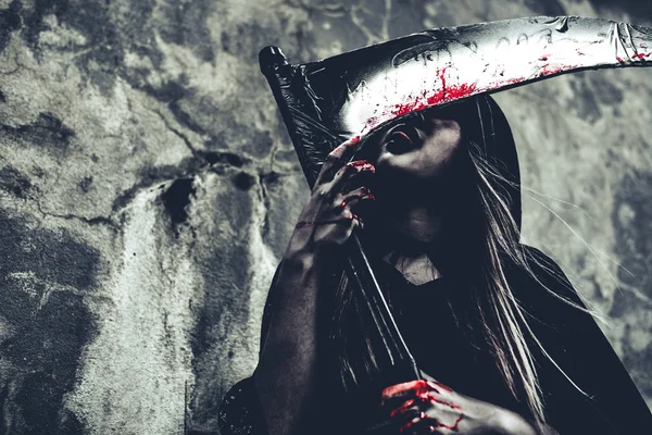 Bruja Lamiendo Sangre Parca Ángel Demonio Femenino Ropa Negra Capucha — Foto de Stock