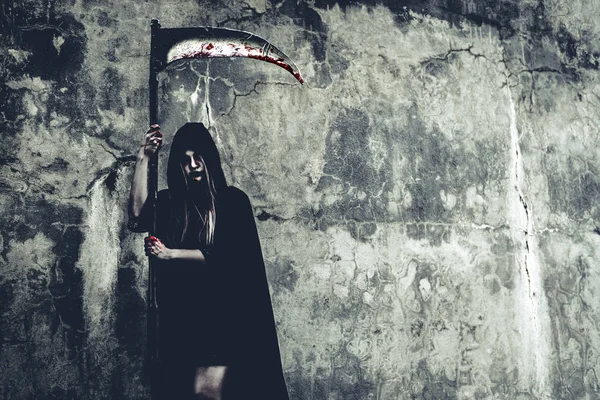 Bruja Demonio Con Segador Pie Frente Fondo Pared Grunge Halloween — Foto de Stock