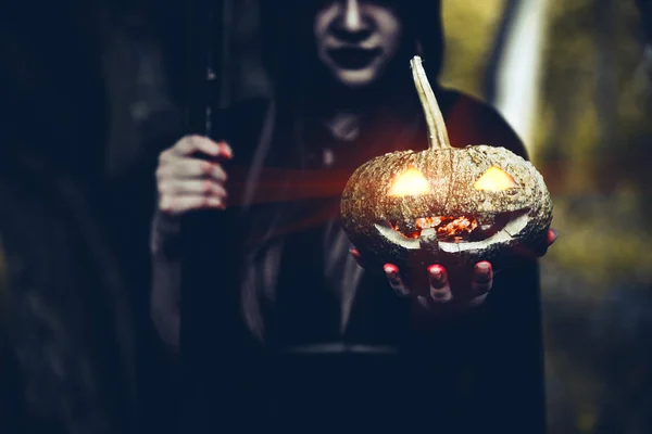 Dynia Ręku Czarownica Stara Kobieta Trzyma Dyni Ciemnym Lesie Halloween — Zdjęcie stockowe