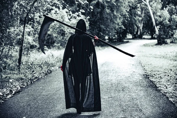 Achteraanzicht Van Demon Heks Met Reaper Rood Bloed Handen Lopen — Stockfoto