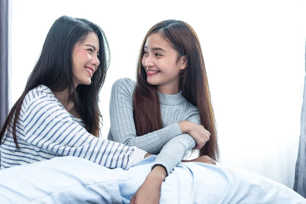 Dos Mujeres Lesbianas Asiáticas Mirando Juntas Dormitorio Par Personas Concepto — Foto de Stock