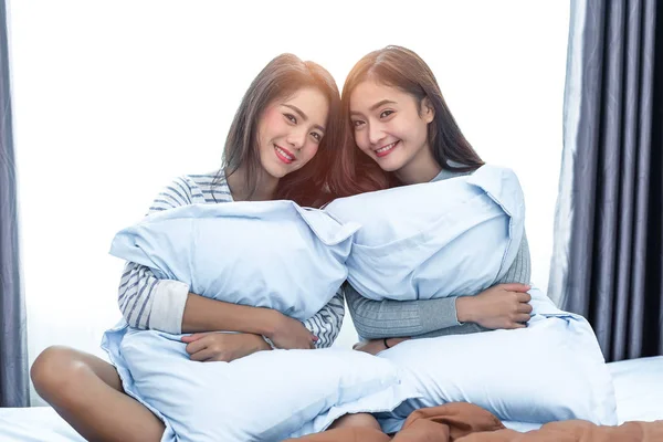 Asyalı Lezbiyen Yatak Odasında Güzellik Kavramı Mutlu Yaşam Tarzı Tatlı — Stok fotoğraf