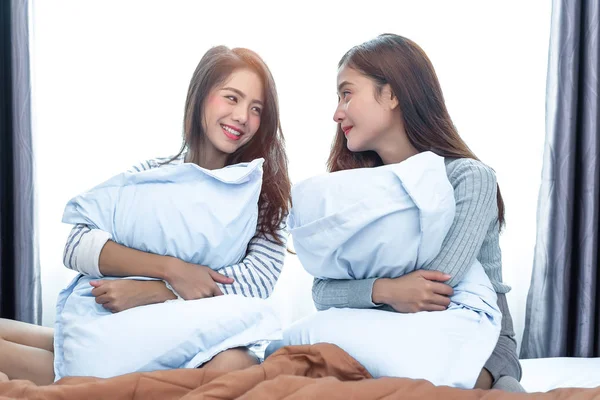 Dos Lesbianas Asiáticas Mirando Juntas Dormitorio Concepto Belleza Estilo Vida — Foto de Stock