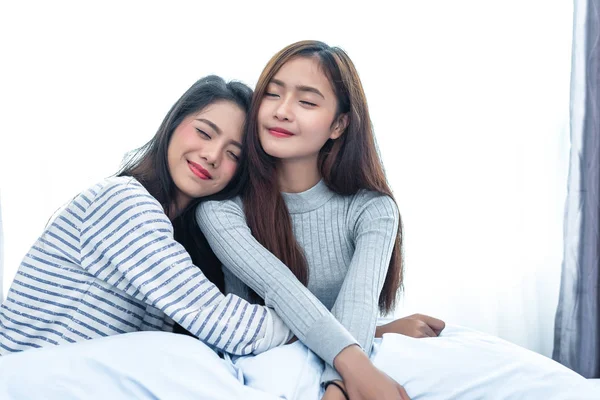 Dos Asiáticas Lesbianas Abrazos Juntos Dormitorio Concepto Belleza Estilo Vida — Foto de Stock