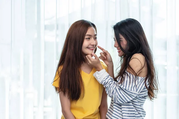 Dos Mujeres Asiáticas Tocando Barbilla Jugando Juntas Concepto Personas Estilo —  Fotos de Stock