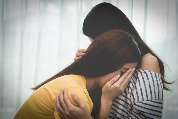 Asya Güzeli Üzgün Kız Kız Arkadaşın Tarafından Teselli Nsanlar Sosyal — Stok fotoğraf