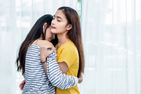 Dua Wanita Asia Lesbian Mencari Bersama Kamar Tidur Beberapa Orang — Stok Foto