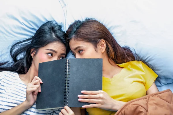 Cute Asian Lesbian Couple Reading Book Together Lying Bed Lifestyles — Stock Photo, Image