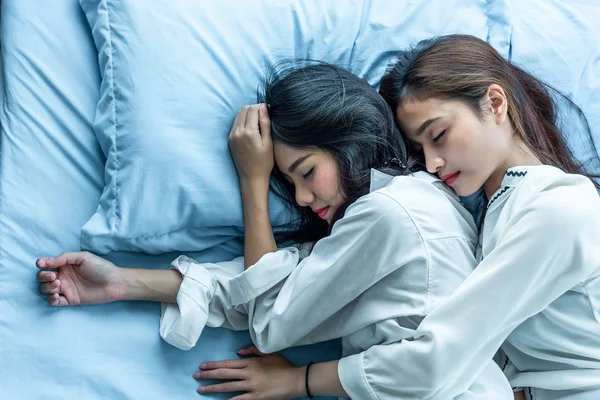 Draufsicht Auf Zwei Asiatische Frauen Die Zusammen Bett Schlafen Lesbische — Stockfoto