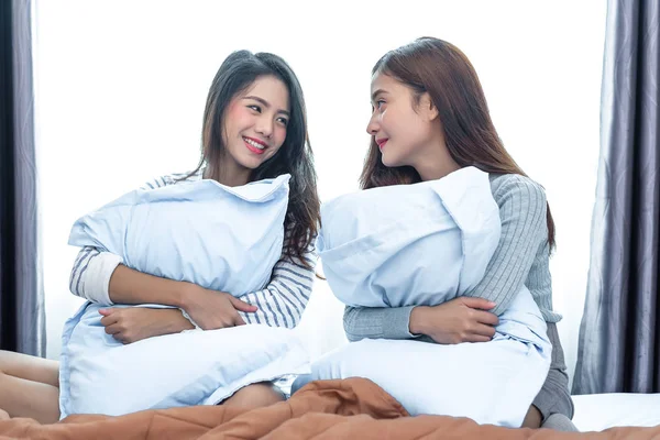 Dos Lesbianas Asiáticas Mirando Juntas Dormitorio Concepto Belleza Estilo Vida — Foto de Stock