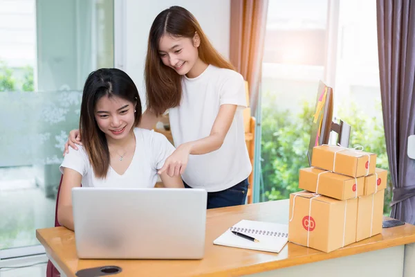 Twee Gelukkige Aziatische Jongeren Opstarten Kleinzakelijke Ondernemer Door Affiliate Drop — Stockfoto