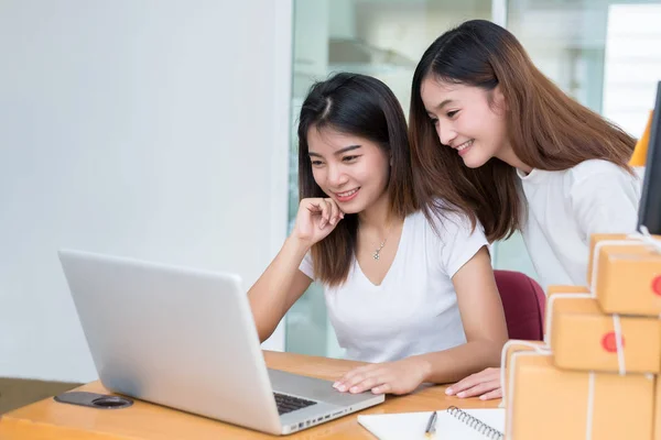 Two Young Happy Asian People Startup Small Business Entrepreneur Affiliate — Stock Photo, Image