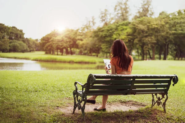 Rückansicht Einer Glücklichen Schönheit Lässigem Outfit Mit Tablet Hintergrund Des — Stockfoto