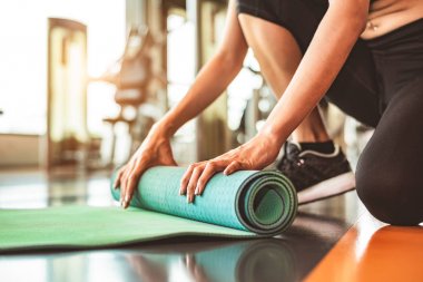 Spor fitness yoga yatak katlanır sportif kadın yakın 