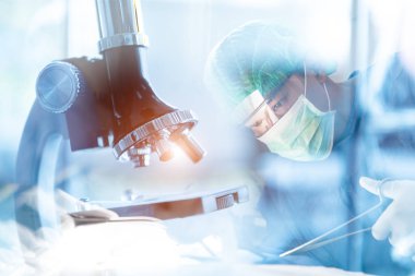 Operada Asya cerrahi doktoru ile tıbbi laboratuvar mikroskobu