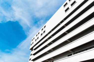 Mavi berrak gökyüzü ve bulutlu ile üniversitede Uzun kütüphane. Landscap