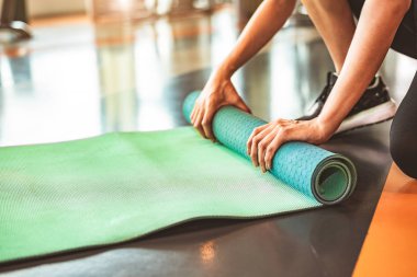 Spor fitness yoga yatak katlanır sportif kadın yakın 