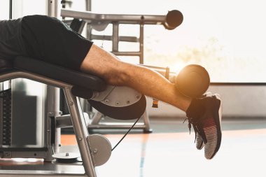 Spor adamı germe ve iki bacak ile ağırlık kaldırma yakın 