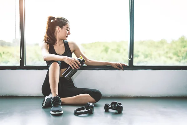 Женщина с гантели и устройства упражнения образ жизни тренировки в тренажерном зале — стоковое фото