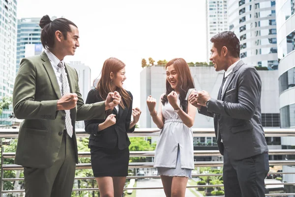 Retrato de un grupo exitoso de gente de negocios al aire libre urbano — Foto de Stock