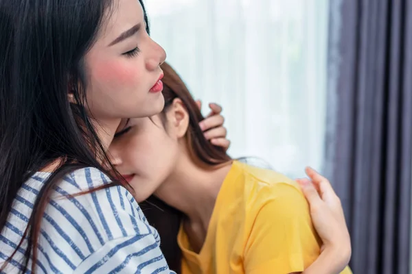 Крупным планом две азиатские лесбиянки обнимаются друг с другом в подвале — стоковое фото