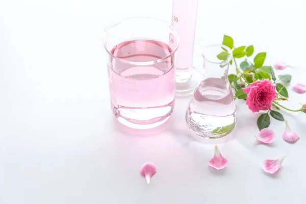 Tratamentos de spa Rose na mesa de madeira branca. Saúde e corpo t — Fotografia de Stock