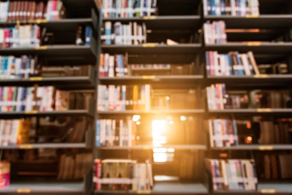 Güneş ışığı ile üniversitede kütüphane bulanık arka plan. Soyut — Stok fotoğraf