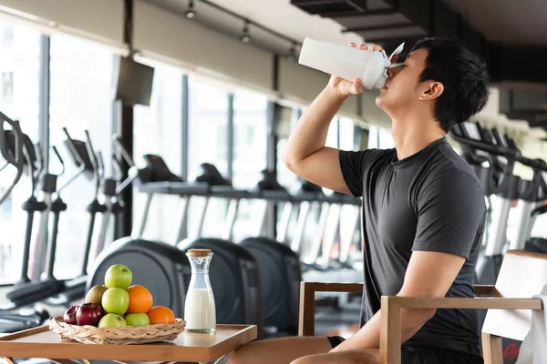 Protein içen yakışıklı adam süt ve birçok meyve çatla — Stok fotoğraf