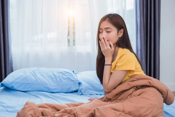 아시아 여자 점점 올라 에 아침 에 게으른 자세 에 침실 에 — 스톡 사진