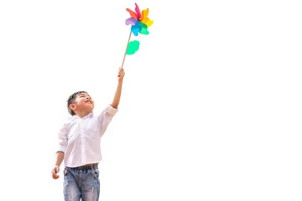 Niño sosteniendo pinwheel colorido en ventoso al aire libre. Niños por —  Fotos de Stock