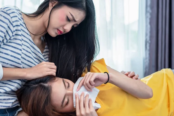 Asiatisk skönhet ledsen flicka var tröstade av syster på grund av trasiga — Stockfoto