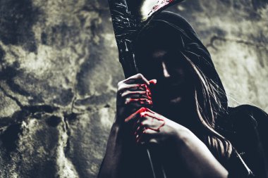 Grunge duvar backgro önünde duran azrail ile Demon cadı