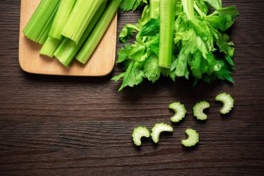 Ahşap masa w taze dilimlenmiş kereviz sapı demet üst görünümü