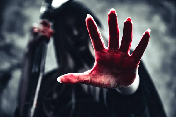 Ведьма показывает кровавую руку Жнецу. Женщина-демон ангел в бла — стоковое фото