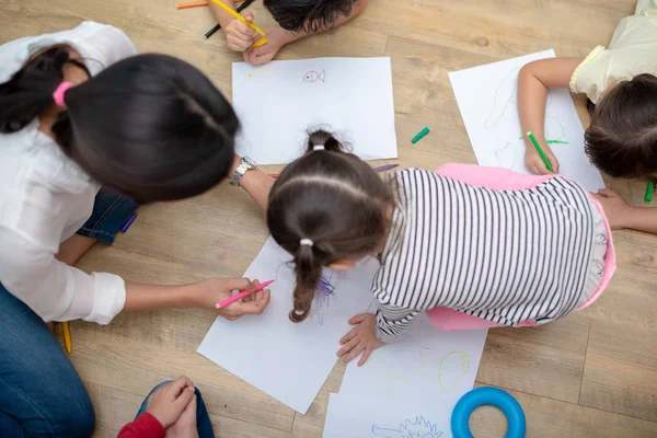 Группа дошкольников и педагогов рисуют на бумаге в искусстве c — стоковое фото
