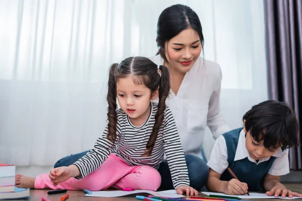 Mère enseignant aux enfants en classe de dessin. Douleur de fille et de fils — Photo