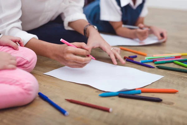 Closeup Mother and little children drawing cartoon in art class — Stock Photo, Image
