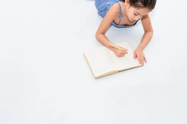 Felices dos hermanas dibujando en cuaderno de bocetos juntos en casa. Gente — Foto de Stock