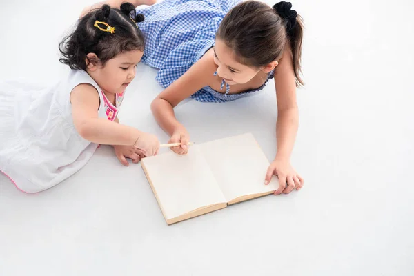 Visão superior de feliz dois desenho irmã no livro de esboços juntos em — Fotografia de Stock