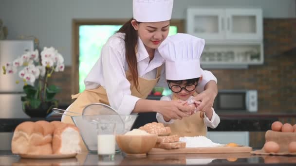 Güzel Asyalı Kadın Gözlüklü Sevimli Küçük Çocuk Birlikte Evde Mutfakta — Stok video
