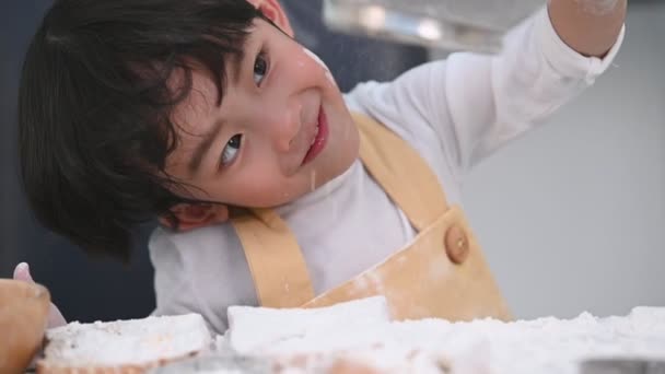 Primer Plano Lindo Niño Asiático Tamizar Harina Masa Con Tamizador — Vídeos de Stock