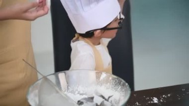 Gözlük, şef şapka ve önlük ev mutfağında komik yüz yapıyor sevimli küçük Asyalı çocuk. Portre insanlarınyaşam tarzı. Taylandlı kişi
