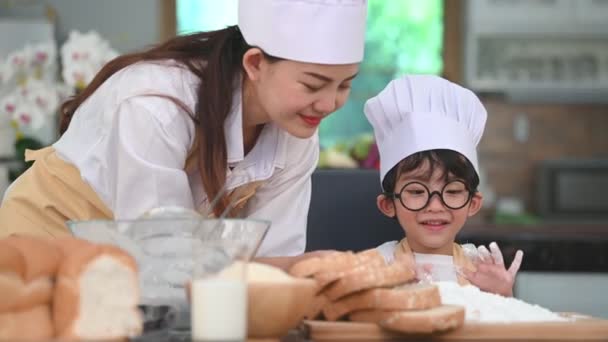 Gözlük Şef Şapka Önlük Ile Sevimli Küçük Asyalı Çocuk Mutfakta — Stok video