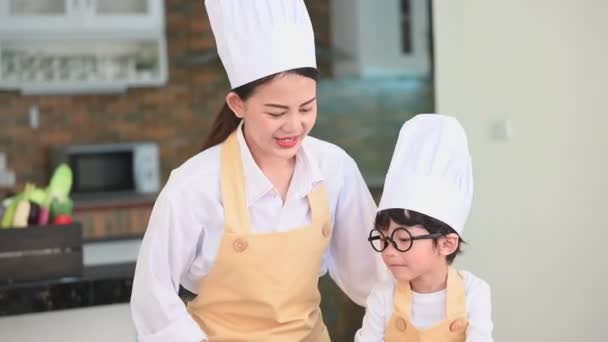 Hermosa Mujer Asiática Lindo Niño Con Anteojos Preparan Para Cocinar — Vídeo de stock