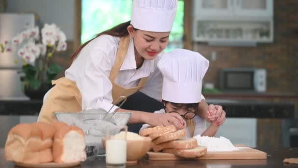 Mulher Asiática Bonita Menino Bonito Com Óculos Preparar Para Cozinhar — Vídeo de Stock