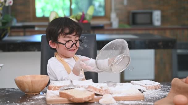 Schattige Kleine Aziatische Jongen Zeven Deeg Meel Met Sifter Zeef — Stockvideo