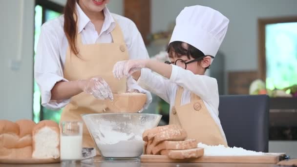 Mignon Petit Garçon Asiatique Belle Mère Tamiser Farine Pâte Avec — Video